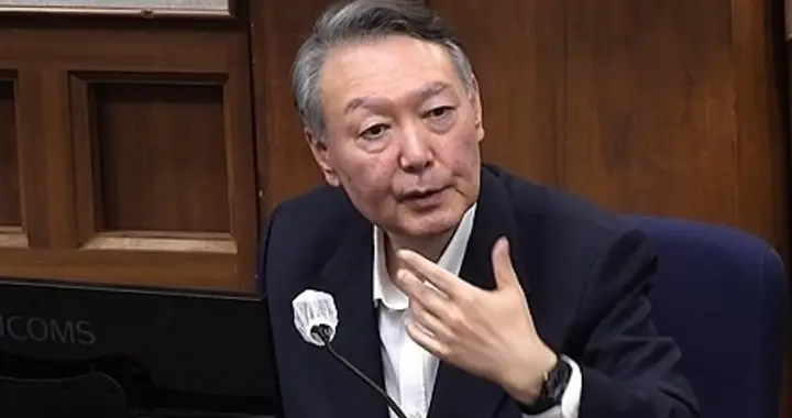 尹锡悦情绪失控，否认全部指控，听到"死刑"通知，微笑扫视旁听席