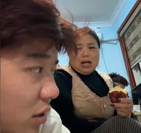妈妈催婚逐渐暴躁，儿子算账不结婚能省200万，妈妈：我不要那