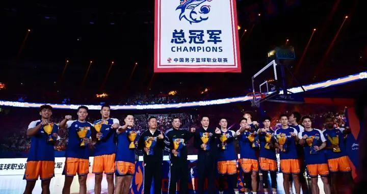 四大名嘴齐看北京夺冠，杜锋杨鸣杨健杨毅一致戳中上海男篮的命门