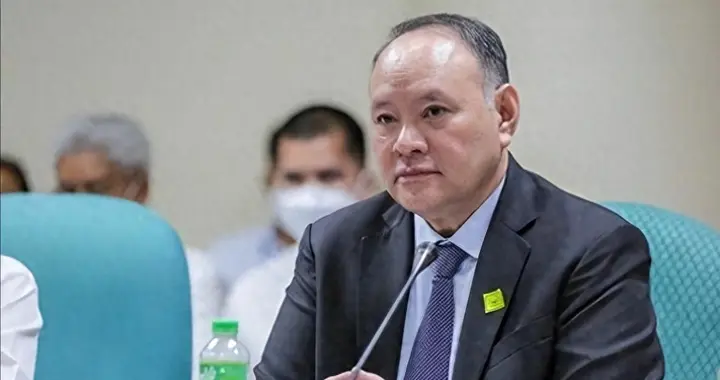 难怪敢一个劲挑衅中国，原来马科斯早已知道，菲防长早就留好退路