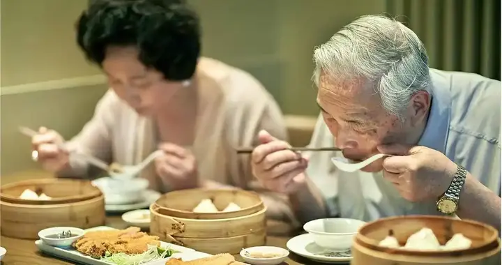 “吃饭八分饱”错了？医生建议：60岁以后，吃饭要尽量做到这几点