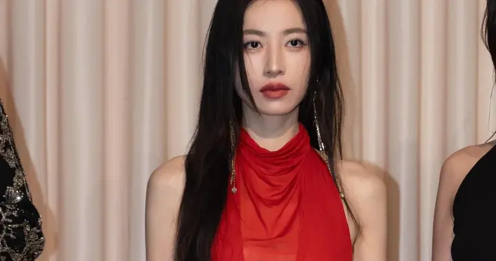 被周雨彤的造型惊艳到！一袭挂脖露背红裙，美出新高度！