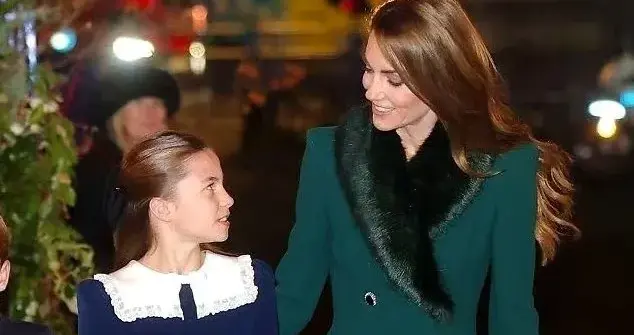 母女情深！夏洛特真是黏人的小棉袄，与妈妈凯特的互动细节好有爱