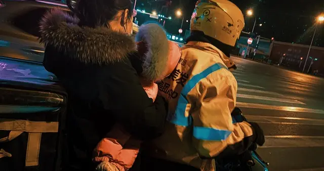 22岁妈妈带2岁孩子送外卖情绪崩溃