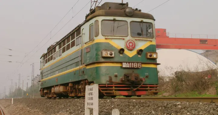 国内一些内燃机车、电力机车比有些蒸汽机车出厂时间还早