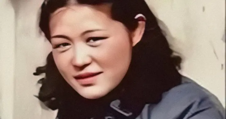 1937年26岁的她到延安当翻译，被誉为“第一美女”