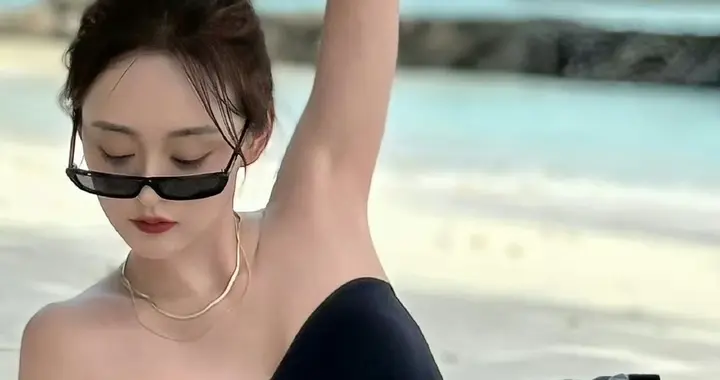 何泓姗，一组好看的马尔代夫旅拍，精致裙装穿搭。