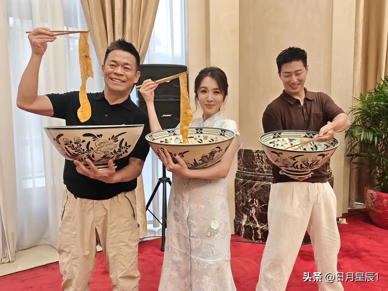 近来，孙浩、窦骁和王晓晨，以吃陕西特色油泼面为道具，而且是使用超大碗的...