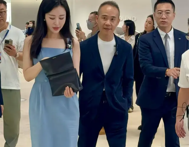74岁的王石和他44岁的老婆田朴珺，身体很诚实，走路已经慢半拍了