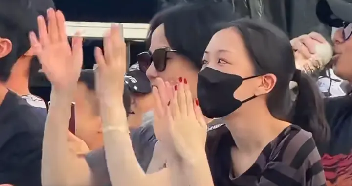 窦靖童音乐节演出，王菲和李嫣现身支持，母女俩躲屏幕镜头神同步