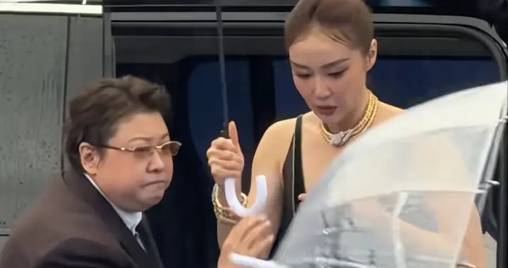 北影红毯遇大雨，女明星提裙撑伞好狼狈，韩红扶高叶，细节见人品