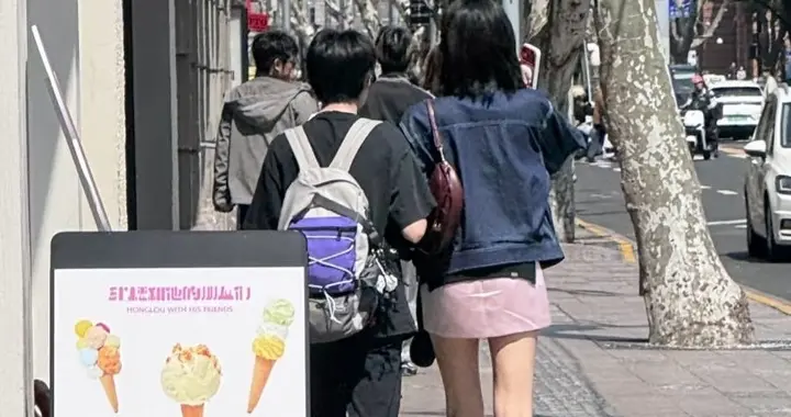 孙千上海街头被偶遇，粉色短裙大长腿，背影也很美！