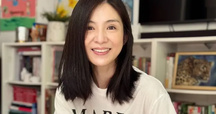 51岁杨采妮晒近照，女神气质依旧，很爱狗狗抱着拍照不离手