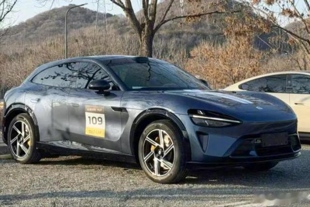 雷军 “赢麻了”！小米首款 YU7 路试照曝光，剑指特斯拉 Model Y