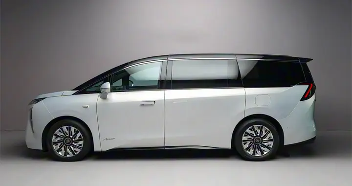 有插混四驱+8775P座舱芯片，50万买顶配有机会火吗？