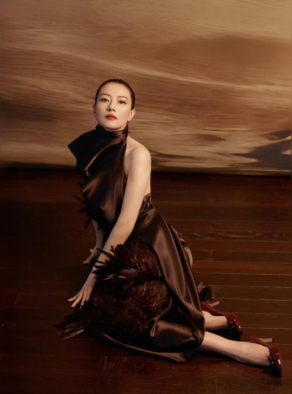 哇塞！高圆圆这次真的绝了！她穿大露背造型惊艳亮相，那背部曲线精致又迷人...