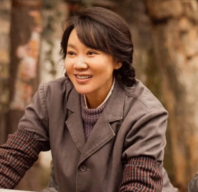 闫妮再次提名：手握三大视后，已成内娱天花板，54岁的她无需婚姻