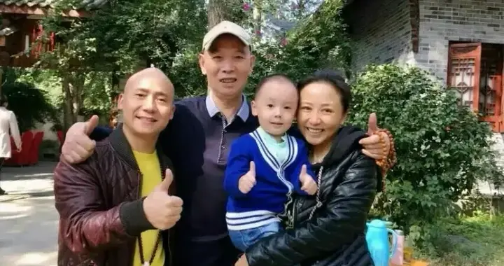 李伯清《圆桌派》封神！川普金句让窦文涛狂点赞，这才是真不假打