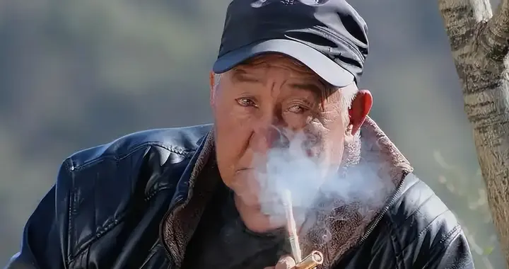 老人要戒烟吗？医生坦言：60岁以后的老人，吸烟时牢记“3不吸”