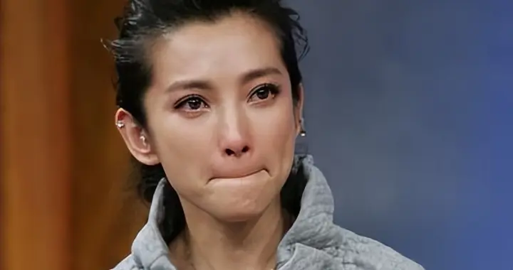 李冰冰自曝身患不治之症，近况曝光，和亲妹冷战，因黄晓明被网暴