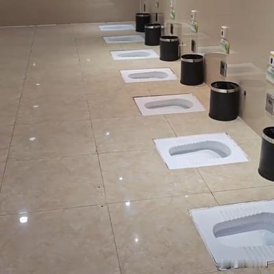 南风评阅：万达商场回应“手拉手坑位”女厕