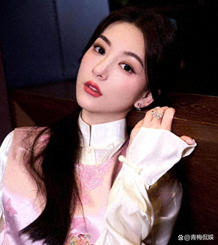 方媛带俩女儿香港逛街！穿一身高奢却难掩土气，身材五五分没气质