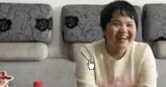 她在地铁吐血后蹲下擦地，结果因为收捐款太多，银行卡被封了！