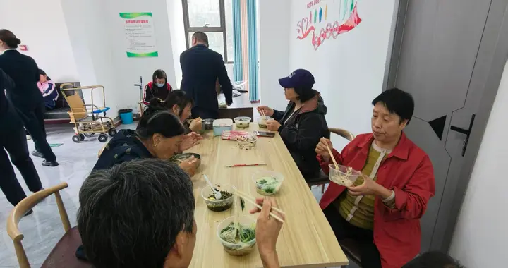 荥阳市豫龙街道万业社区：情暖重阳一碗面 敬老暖心度佳节