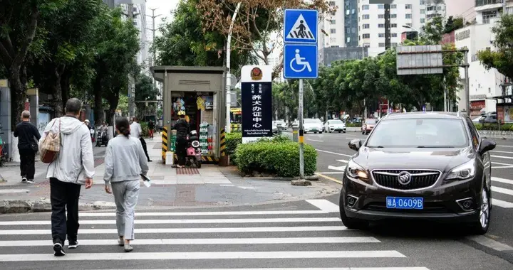 行人走斑马线过马路，右转车与行人抢行，到底应该谁让谁？