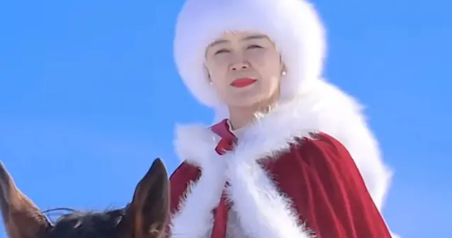 草原红衣成绝唱，47岁的贺娇龙为何成全民泪点？