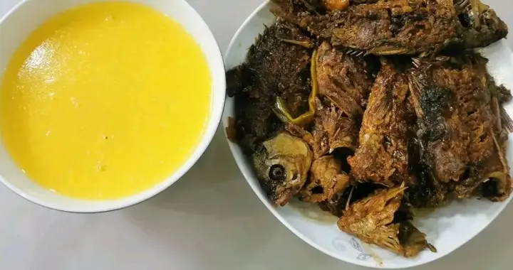 老家的咸菜熬小鱼，配上玉米渣粥真香