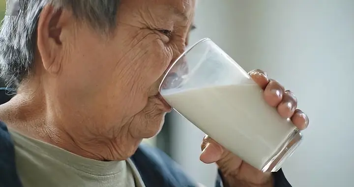 牛奶能不能天天喝，医生建议：过了60岁，喝牛奶记住5个要点