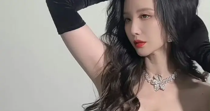 张萌丰满身材诱惑