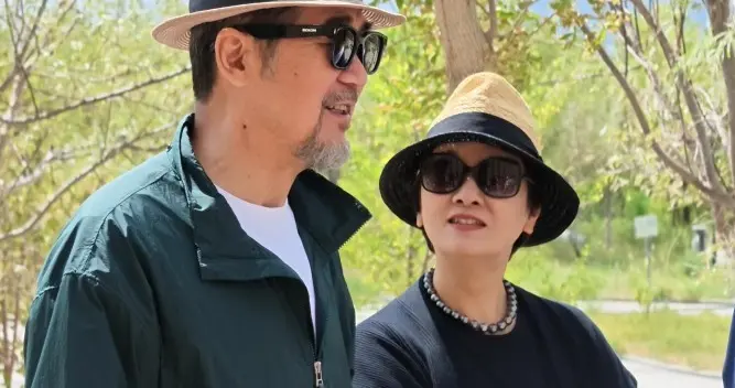 张国立夫妇参加活动，邓婕随歌曲跳舞活泼又可爱，两人同框很甜蜜