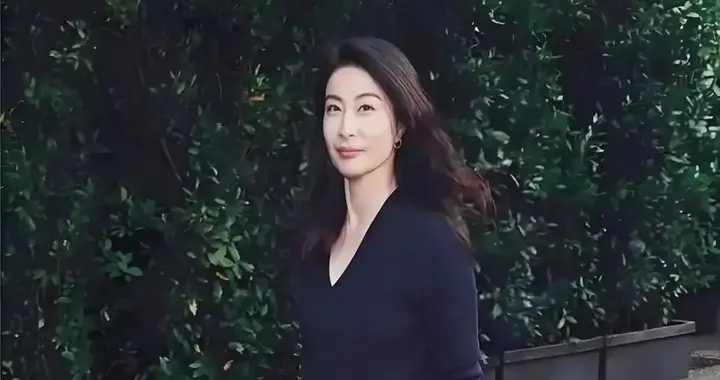 霍启刚惊了：这是我老婆？郭晶晶米兰时装美到认不出来