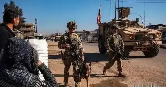 美军大逃亡！巴沙尔旧部“不计前嫌”驰援库尔德，朱拉尼玩脱了？