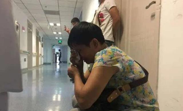 孕妈难产母子命悬一线，婆婆冲进产房就打，老公反手给婆婆一巴掌