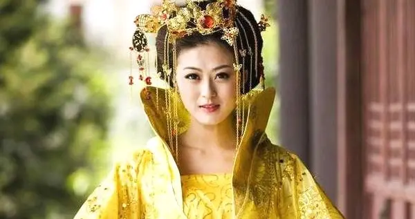 她不是被“赐死”的皇后，而是被活埋前 亲手拆下凤冠上的金丝——