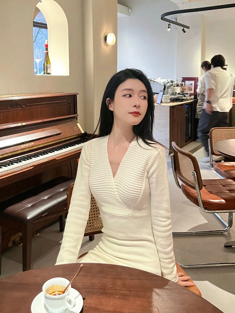 小香风修身显瘦V领针织连衣裙