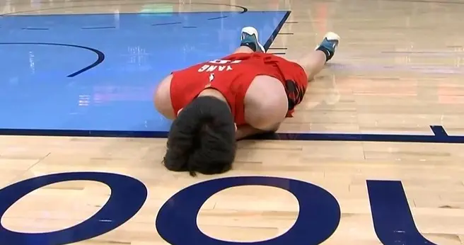 杨瀚森就被撞了一下，五天没恢复？拓记忍不住发出质疑声