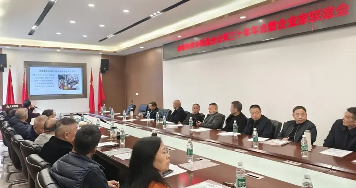 三十载春秋育桃李，一腔热血写大爱