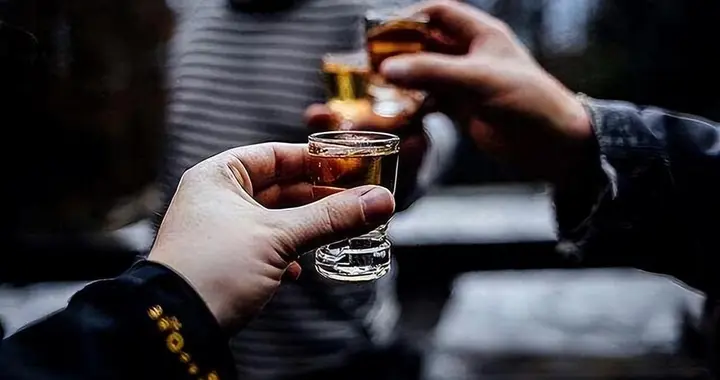 酒再次被关注！医生研究发现：喝得越多，寿命或越短？告诉你真相