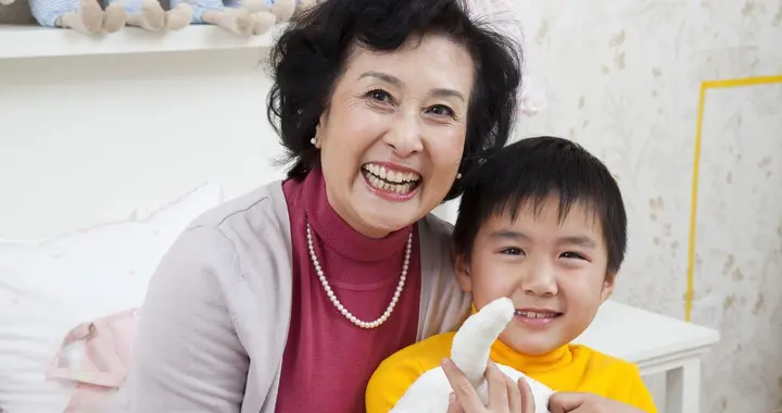 亲家条件好，孙子出生儿媳说我帮不上忙让我回家，我笑：亲家受累