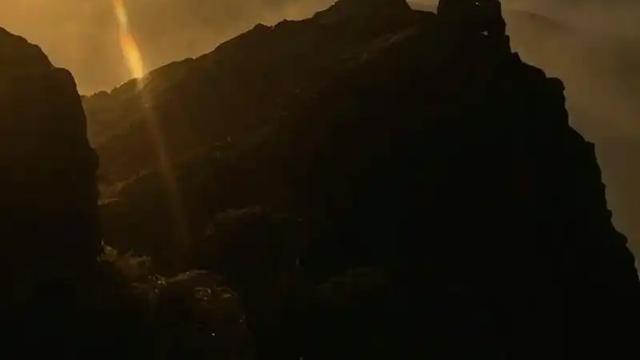 廪子：：水中观月色；诚邀下联