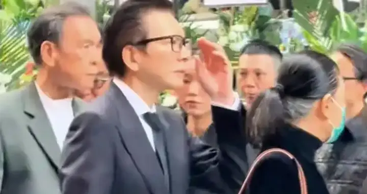 向华炎葬礼：各路大佬齐聚，大量警员维持秩序！向华强绑麻布送别