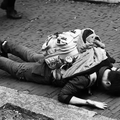 热闹精灵4dJ：87岁老人摔倒后在地上躺