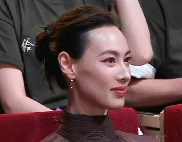 看37岁梁洛施生图，大背头、皮贴骨，才知内娱白幼瘦审美有多低级