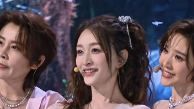 爱吃的～图图～：50岁扎双马尾， 穿蓬蓬