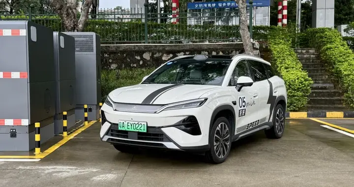 闪充又快又便捷，高速续航打六折，深度体验比亚迪宋Ultra EV