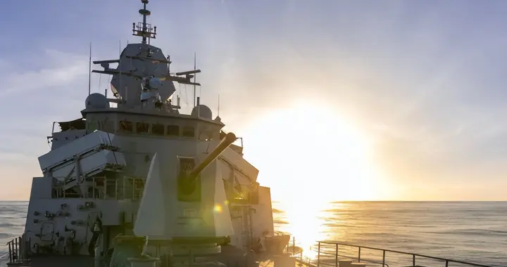 台岛海峡发生激烈对峙，直10打开应答器高速冲入，澳军舰紧急避让